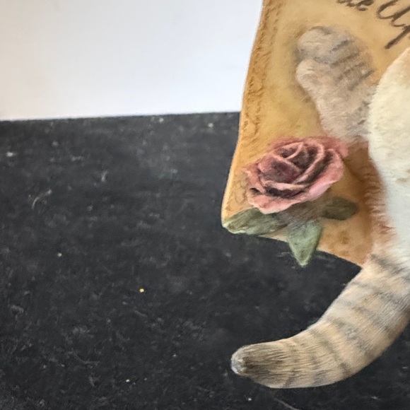 Country Artists Love Story" figurine, a realistic kitten with a feather - Picture 8 of 11